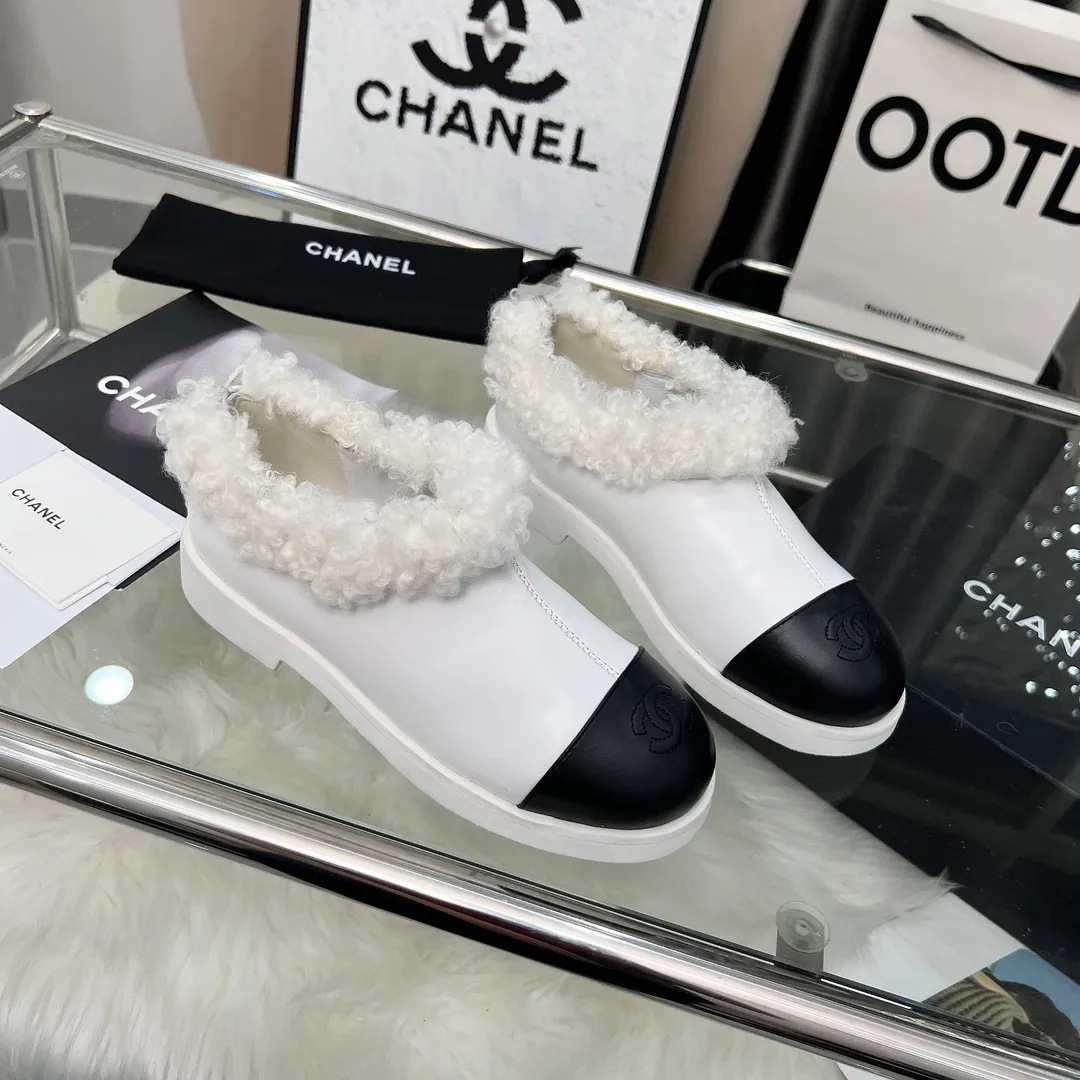 👟👟Ex-factory price 540👟👟 High version of Chanel CHANEL, 🌞🌞🌞Xiaoxiang’s latest 2025 autumn and winter short boots, a must-have item for this autumn and winter season! ! Ms. Chanel loves simple yet irresistible combinations to show her unique style. Mix and match freely to shine⚡Follow Grandma’s fashion steps! ! ! The top-notch craftsmanship and texture are perfectly presented. No matter any details, you can compare them with the counters. The best quality products can be entered and exited from the counters at will! ! ❶Material: imported cowhide/cow suede/wool ❷Lining: sheepskin lining ❸Feet: sheepskin ❹Outsole: original molded sole ❺Heel height: 3cm ❻Number of yards: 35-40 (40 and 41 are customized and non-refundable)